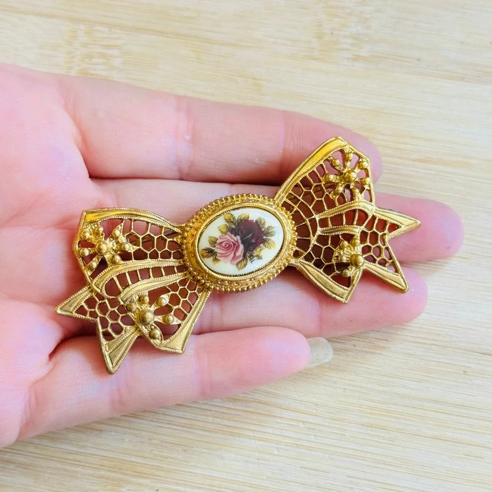 VTG 1928 Co French‎ Bow Rose Motif Brooch pin Flower Regal Gold Large Regency